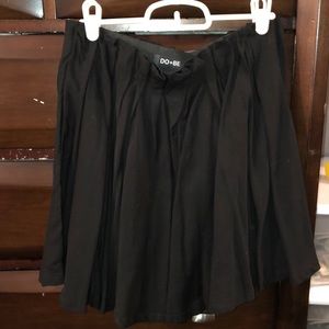 BLACK SHIFT PLEATED MINI SKIRT